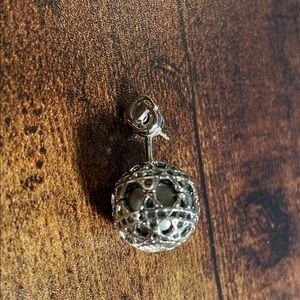 Dior Pearl Secret Cannage Mise En Dior Tribales earring
(Only 1)